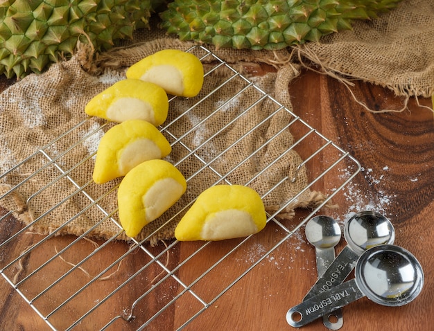 Biscotti durian e uova salate con forma Durian