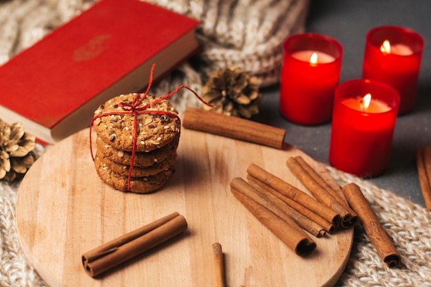 Biscotti e bastoncini di cannella su una tavola di legno.