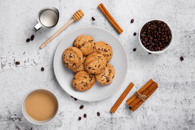 Biscotti e caffè piatti