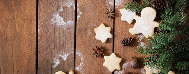 Biscotti e canutiglia di natale su una tabella di legno