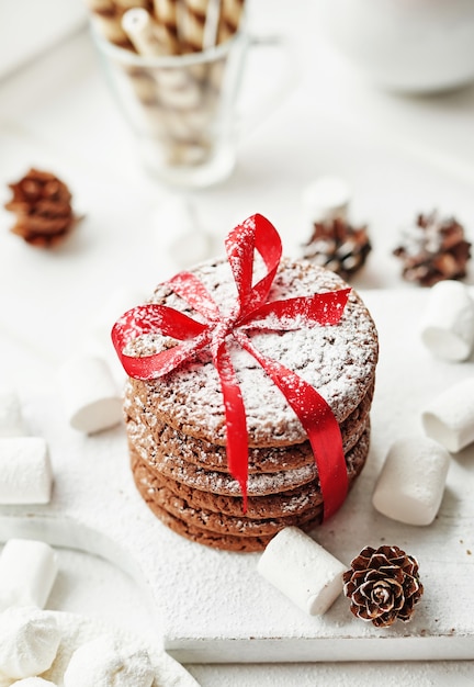 Biscotti e caramelle gommosa e molle di natale dalla finestra