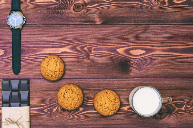 Biscotti e cioccolato fondente sul tavolo