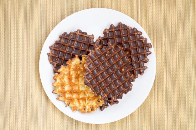 Biscotti e cioccolato sulla stuoia di bambù