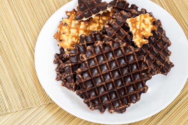 Biscotti e cioccolato sulla stuoia di bambù