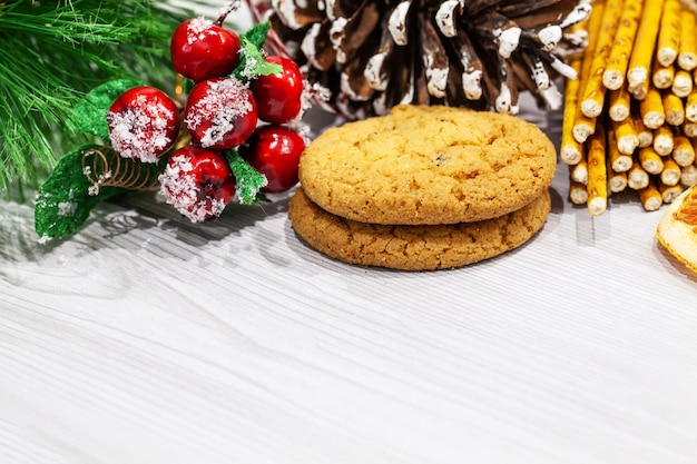 Biscotti e decorazione di natale su priorità bassa bianca