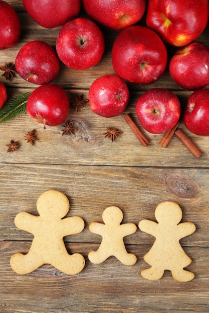 Biscotti e frutta della famiglia sulla tavola di legno