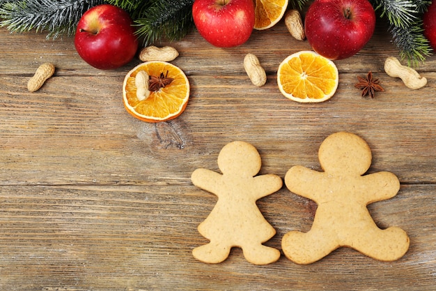 Biscotti e frutta di Natale sulla tavola di legno