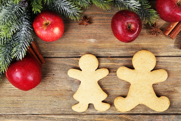 Biscotti e frutta di Natale sulla tavola di legno