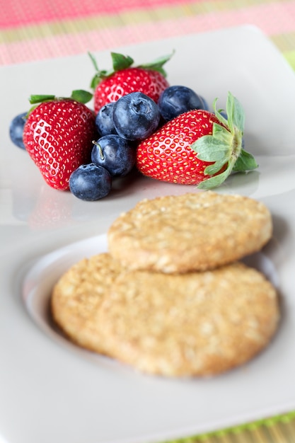 Biscotti e frutti rossi