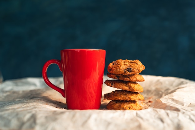 Biscotti e latte al mattino Biscotti impilati