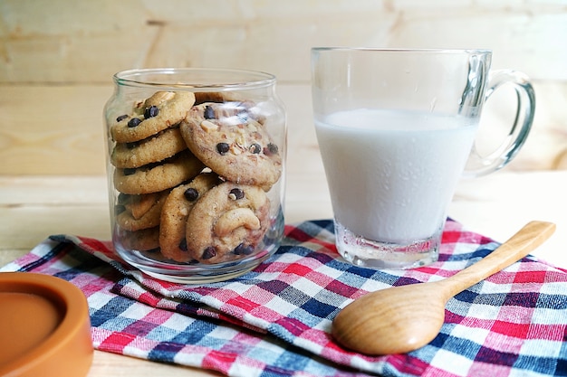 Biscotti e latte di pepita di cioccolato con fondo di legno