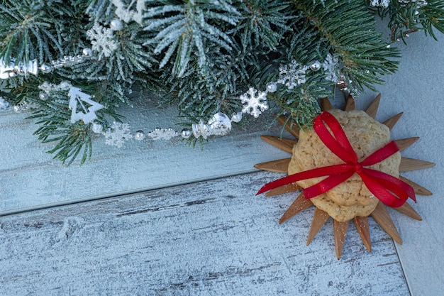 Biscotti e latte per Babbo Natale sullo spazio della copia del fondo di legno