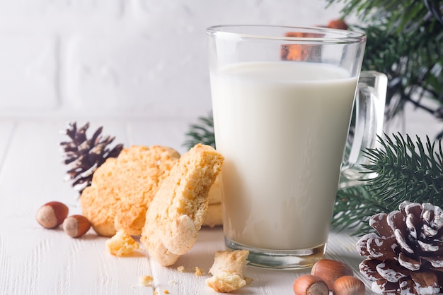 Biscotti e latte per Santa Clause su fondo di legno,