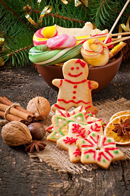 Biscotti e lecca-lecca del pan di zenzero di Natale su vecchio fondo di legno