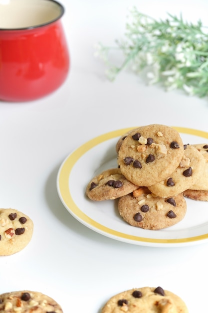 Biscotti e noci di pepita di cioccolato casalinghi su un piatto