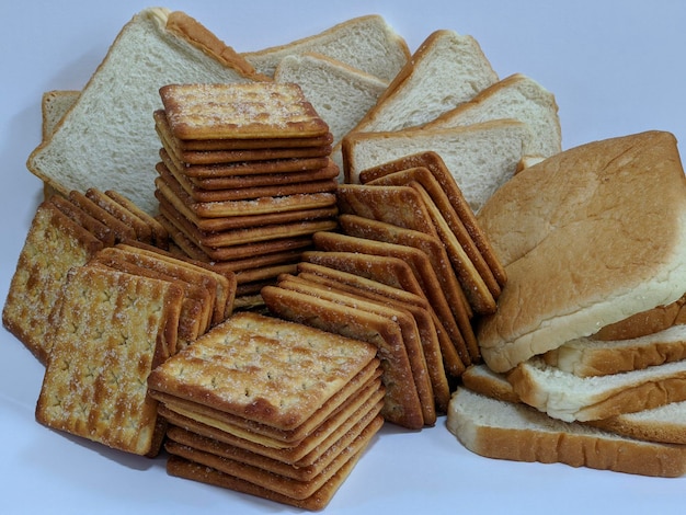 Biscotti e pane su uno sfondo isolato