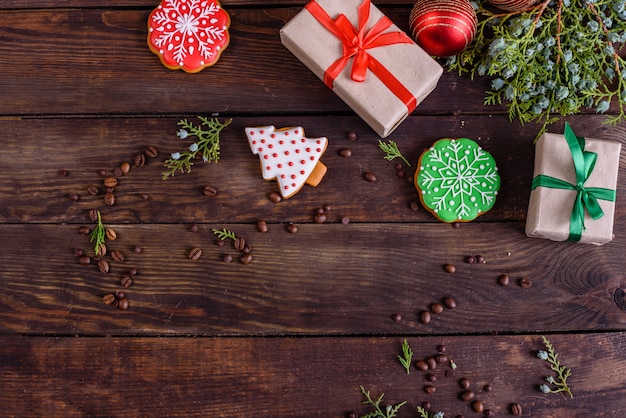 Biscotti e regali di pan di zenzero fatti in casa di Natale