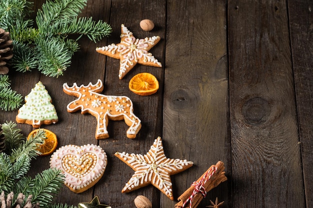 Biscotti e spezie fatti in casa di pan di zenzero di Natale sulla tavola di legno