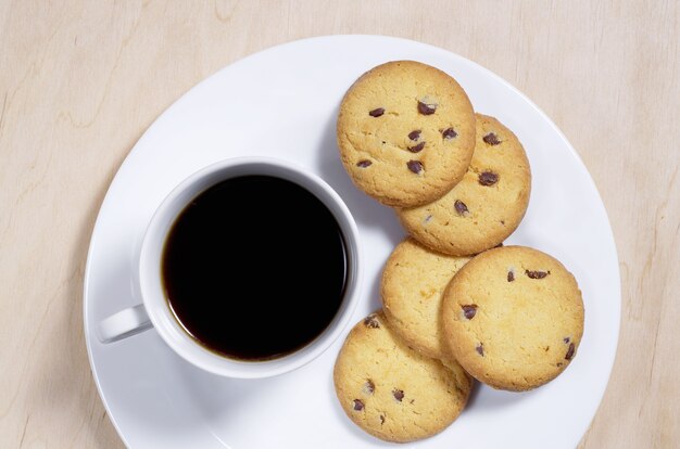 Biscotti e tazza di caffè sul tavolo