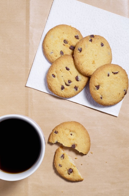Biscotti e tazza di caffè sul tavolo