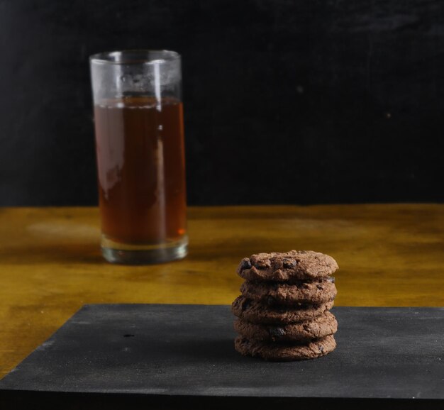 biscotti e tè su sfondo nero