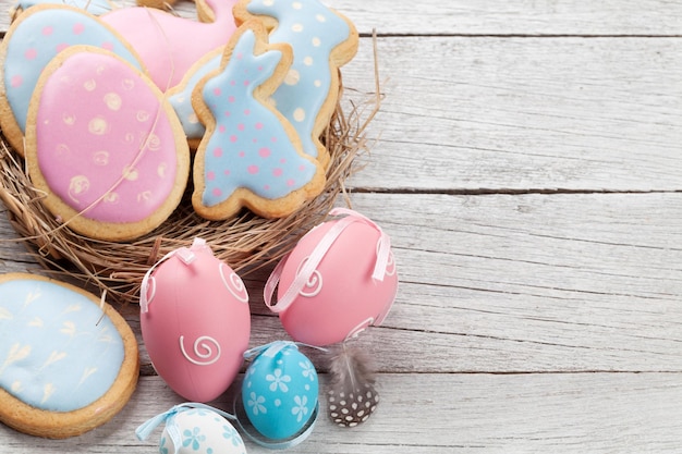 Biscotti e uova di pan di zenzero di Pasqua