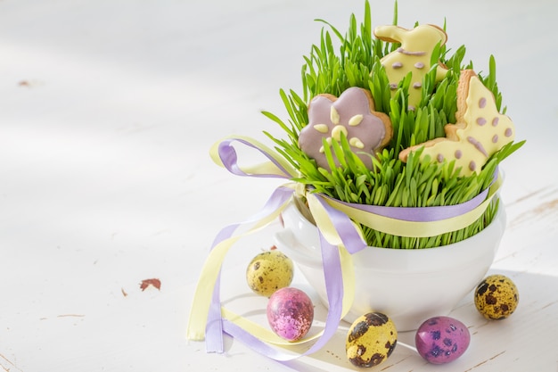 Biscotti e uova di Pasqua con erba