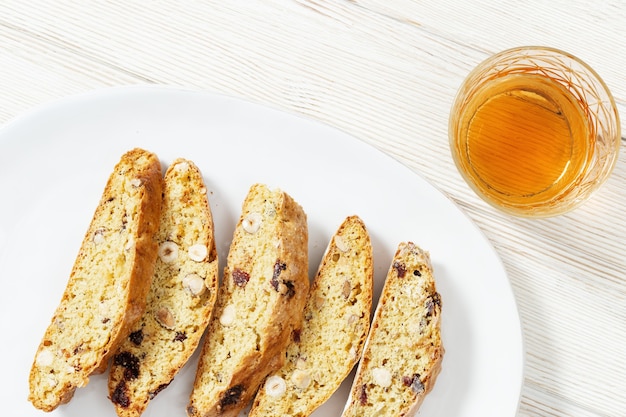 Biscotti e vino italiani tradizionali dei cantuccini della mandorla