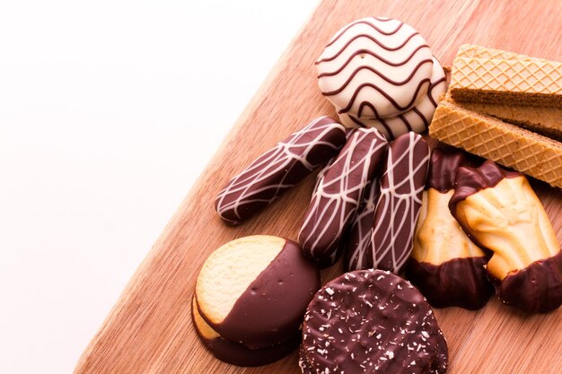 Biscotti europei assortiti ricoperti di cioccolato belga.