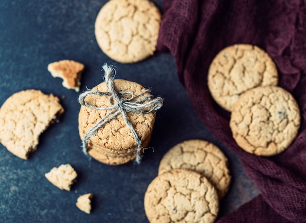 Biscotti fatti a mano sul tavolo di legno.