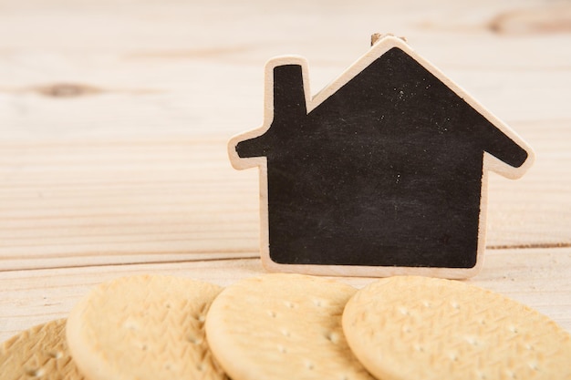 Biscotti fatti a mano sulla scrivania in legno concetto di panetteria fatta in casa