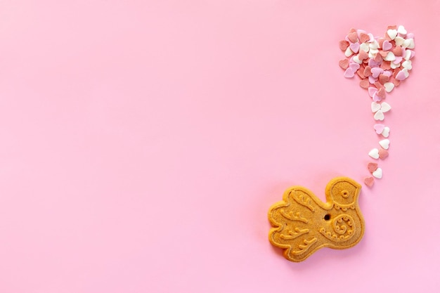 biscotti fatti in casa a forma di cuore con mini coriandoli dolci colorati spruzza cibo sfondo rosa