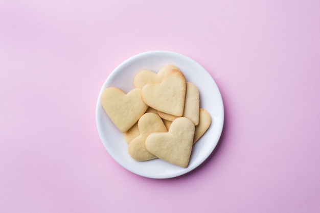 Biscotti fatti in casa a forma di cuore.