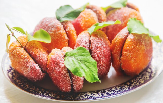 Biscotti fatti in casa a forma di pesche.