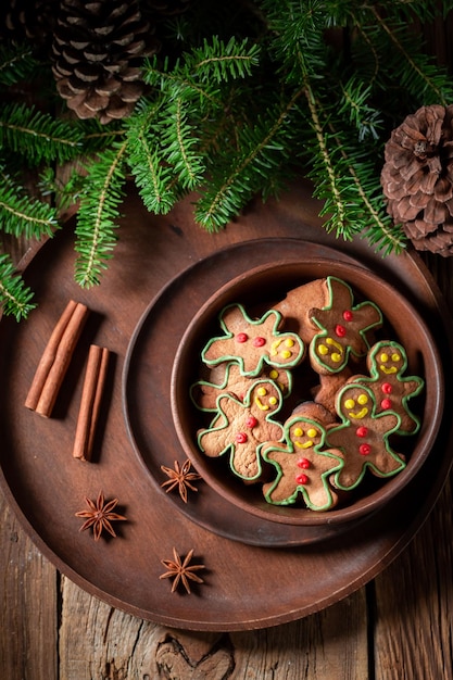 Biscotti fatti in casa a forma di uomo sul piatto di legno