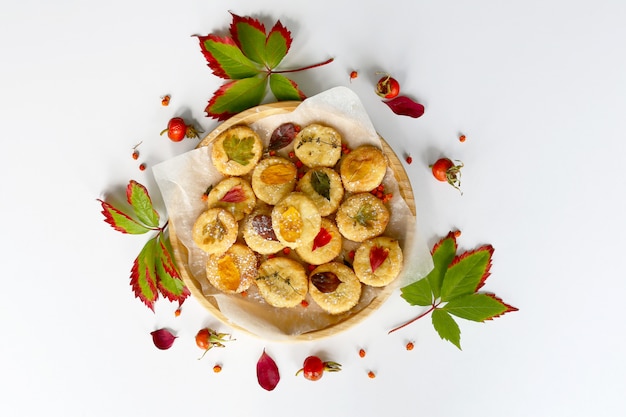 Biscotti fatti in casa. Accogliente scena d'atmosfera autunnale con foglie di tiglio essiccate.