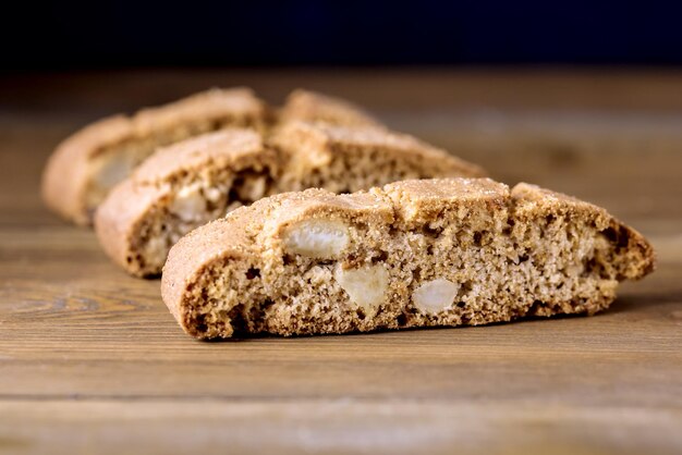 Biscotti fatti in casa Cantuccini Dolci alle mandorle Biscotti Biscotti su sfondo di legno Dessert Close Up