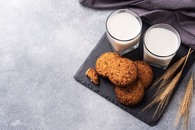 Biscotti fatti in casa, cereali, avena e un bicchiere di latte