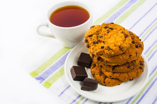 Biscotti fatti in casa, cioccolato e tazza di tè