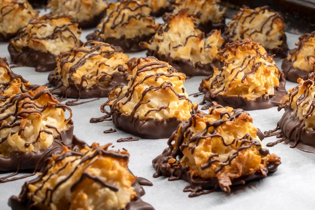 Biscotti fatti in casa con cocco Deliziosi biscotti freschi per Natale