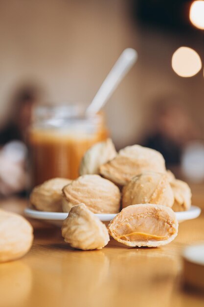 Biscotti fatti in casa con latte condensato bollito su uno sfondo di tabella Copiare lo spazio