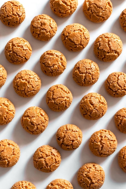 Biscotti fatti in casa con motivo a crepe su uno sfondo chiaro verticale