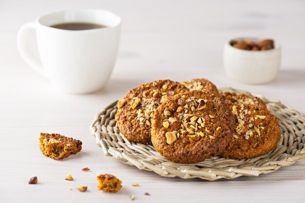 Biscotti fatti in casa con quinoa carote e noci su un supporto di vimini