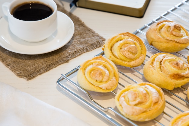 Biscotti fatti in casa con zucchero e meringa. Biscotti di rose fatti in casa