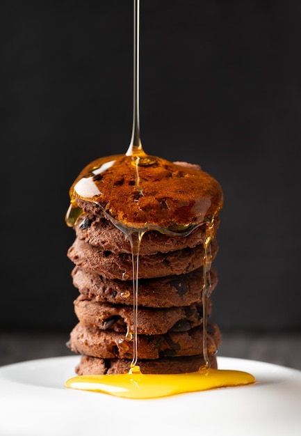 Biscotti fatti in casa cosparsi di miele su uno sfondo scuro