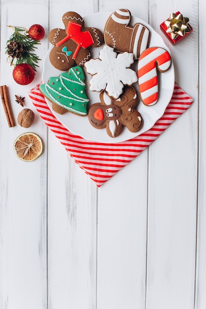 Biscotti fatti in casa deliziosi pan di zenzero di Natale sul piatto.