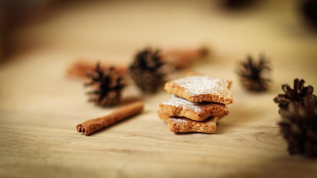 Biscotti fatti in casa di immagine sfocata tavola di Natale sul dorso di legno