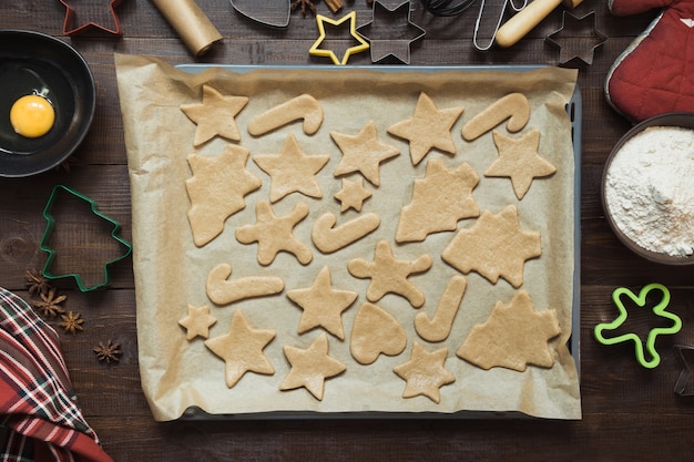 Biscotti fatti in casa di Natale su pergamena. Xmas. Il processo di cottura dei biscotti fatti in casa. Vista dall'alto