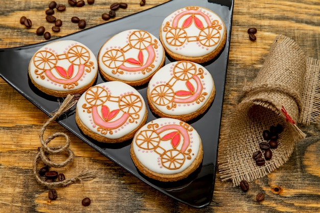 Biscotti fatti in casa di pan di zenzero ricoperti di glassa