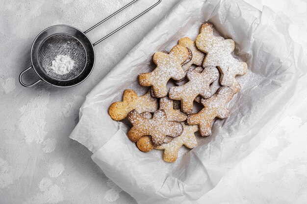 Biscotti fatti in casa di panpepato, cannella e cioccolato su sfondo bianco